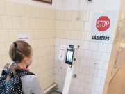 Tehénbőgés vagy kukorékolás jelzi a lázas diákot a kapunál – szentesi fejlesztés…