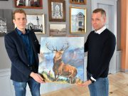 Véget ért a licit, átadták az „Emelt fővel” című képet…