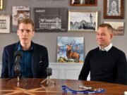 Véget ért a licit, átadták az „Emelt fővel” című képet…