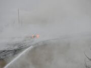 A lángok már a tetőn csaptak fel – terjed a tűz, nem tudják megfékezni…