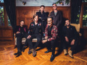 Lóci játszik – Szentesen ad koncertet a kibontott csokornyakkendős csapat