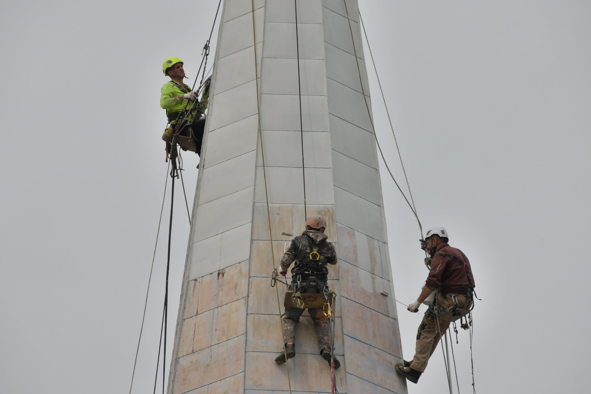 Alpinisták festik újra az evangélikus templom toronytetőjét…
