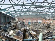 Veszélytelenítették a leégett sportcsarnok tetejét…