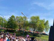 A Kacagó Bábszínház és a jó idő sok kisgyermeket vonzott ide az előadásra!…