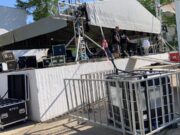 Közben az Ifjúsági Park másik oldalán készülnek az esti Geszti Best Of élő konce…