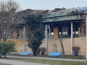 A viharos szél leszakította a sportcsarnok tetejét…