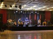 A zenekar már a helyszínen. Ma este Lóci játszik koncert az ifjúsági házban!…