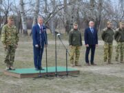 A miniszter indította útnak a katonákat a keleti határra…