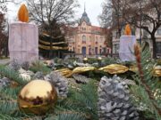 Már helyén a szentesi adventi koszorú…