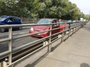 Műanyag csövek estek le egy platóról, folyik a helyszínelés a Tisza hídon Szente…