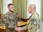 A heti vezetői értekezlet keretén belül előléptetésekre és elismerés átadására k…