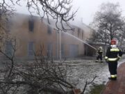 Hatalmas a füst a belvárosban, még mindig ég a sportcsarnok tetőszerkezete…