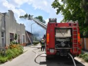 Kigyulladt a Tóth József utca egyik házának tetőszerkezete…