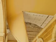 Harminc négyzetméteren leszakadt a vakolat a Megyeháza bejáratánál…