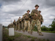 Az alapkiképzés végéhez közeledve a kiképzendők 20 kilométeres menetgyakorlaton …