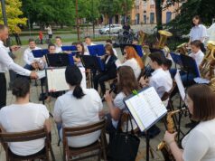 Térzene a Kossuth téren…