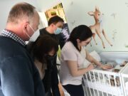 Rajmund, Regő és Réna kapta a szentesi hármas ikrek babakocsiját…