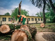 A vihar a laktanyát sem kímélte, azonban műszaki alakulat lévén a helyreállítás…