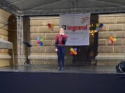 A színpadon Kovács Nóri kápráztatja el a közönséget csodálatos hangjával :)…