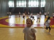 Mi szeretünk birkózni, érted anyuci ……SZERETÜNK……..birkózni. Tudod hol v…