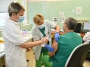 Szentesen is elkezdték az egészségügyi dolgozók Covid elleni oltását…