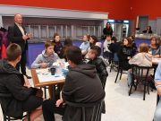 Reggeli kakaóval vár a színház…