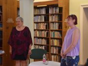 Szitakötős lány a könyvtárban…