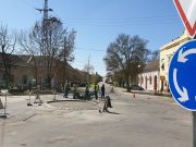 Marják és aszfaltozzák az új körforgalmat…