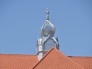 Beemelték a színház huszártornyát…