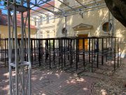 A Megyeháza KKK udvarán már készül a szabadtéri színpad!…