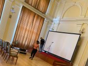 Készül a terem a mai kiállítás megnyitóra!…