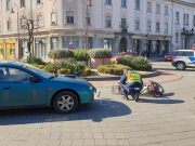 Simson és személyautó találkozása a körforgalomban…