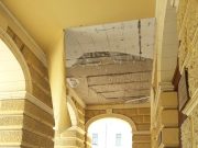 Leszakadt a Megyeháza árkádjának mennyezete…
