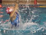 Két felvonás az uszodában 4-kor női meccs 6-kor a fiúk ugranak medencébe…