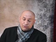 Valami más, ebben az igencsak más helyzetben a múzeumtól és a könyvtártól. Kísér…