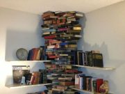 Itt az idő, amikor a könyvespolcon nagyság, szín, betűrend szerint lehet rendbe …