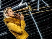 Új albumával koptatja a macskaköves utcát Susan Blake