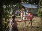 A mai naptól gyerekzsivaj nyomja el a lánctalpak nyikorgását és a műszaki gépe…