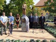 A magyar himnusz dallama alatt a szél leplezte le kertészek emlékművét…