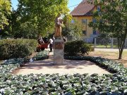 Már helyén a kertészek emlékműve…
