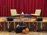 A színpad kész a ma estére! Grecsó Krisztián és Csemer Boglárka zenés-irodalmi e…