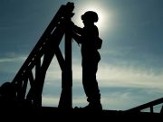 Alakulatunk katonái egy ideiglenes hidat építenek Pincehelyen….