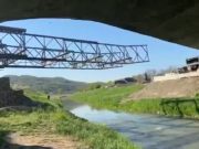 A híd helyretolása a Kapos felett Pincehelyen!…