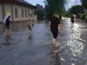 Klauzál is úszik…