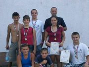 A nyári szünet sem telhet el birkózás nélkül, de a nagy melegben strandolni is s…