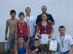 A nyári szünet sem telhet el birkózás nélkül, de a nagy melegben strandolni is s…