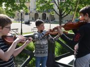 Zenés toborzás a Kossuth téren…