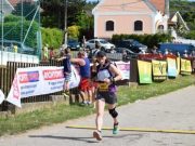 Vecseri Sarolta a métereket gyűjti, Szenczy Erzsébet és Csepregi Lejla adománygyűjtő jógaórát tart