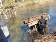 A régi híd cölöpeit veszik ki…