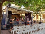 A zenekar és a színészek is megérkeztek a Megyeháza Kkk udvarára! Lassan minden …